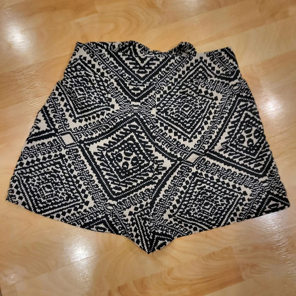 Monteau High Waist patterned black shorts size small - Picture 2 of 4